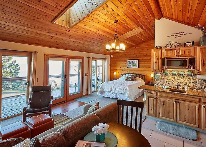 Cozy Schroeder Studio W/ Deck On Lake Superior